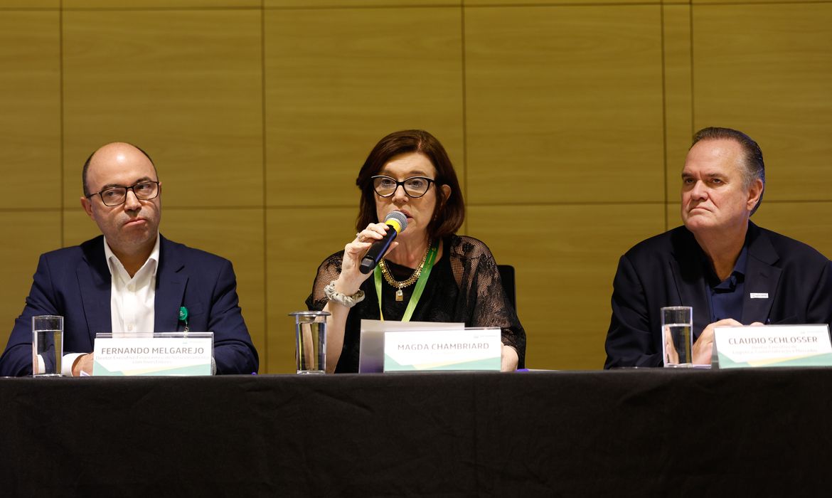 Rio de Janeiro (RJ), 13/03/2026 –A presidente da Petrobras, Magda Chambriard, anuncia o reajuste no preço do diesel ao lado os diretores executivos de Financeiro e de Relacionamento com Investidores, Fernando Melgarejo, e de Logística, Comercialização e Mercados, Claudio Schlosser. Foto: Fernando Frazão/Agência Brasil