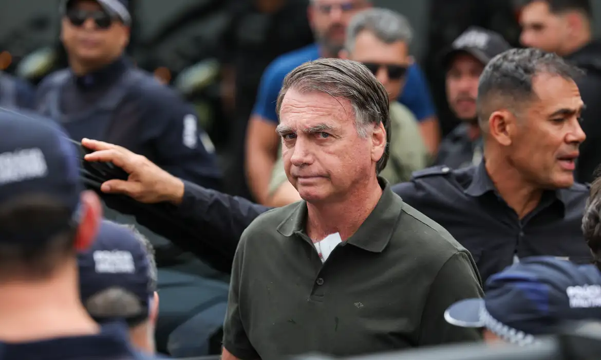 Brasília (DF) 14/09/2025 O ex-presidente Jair Bolsonaro, acompanhado de seu filho, Jair Renan, deixa hospital sob forte esquema de segurança, após passar por procedimentos.  Foto: Fabio Rodrigues-Pozzebom/ Agência Brasil