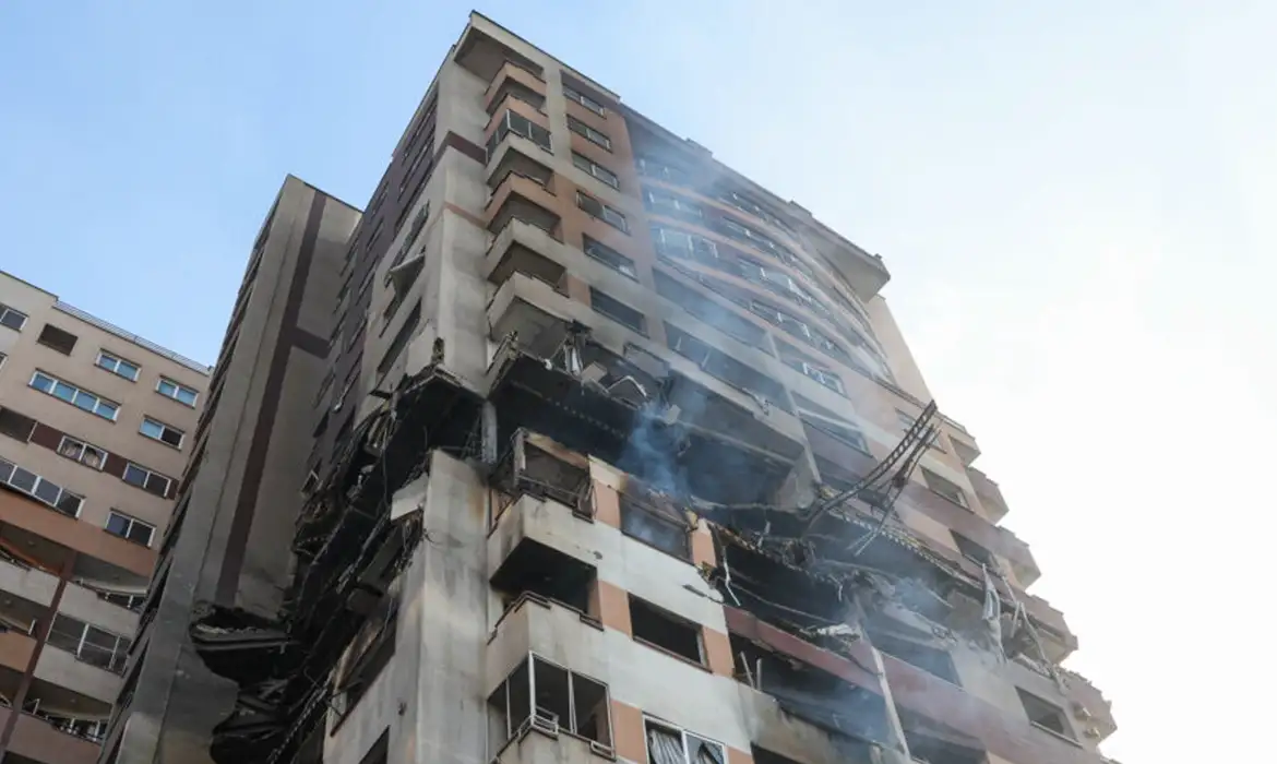 Iran - 13/06/2025 Prédios danificados em Teerã após ataques israelenses na sexta-feira. Foto Agência de Notícias da republica Islâmica.