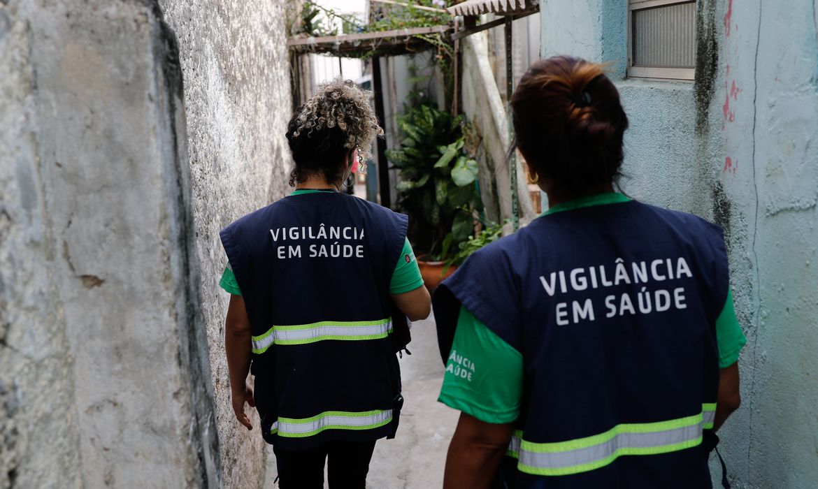 São Paulo (SP), 30/03/2023 - Agentes de vigilância em saúde fiscalizam e orientam moradores sobre focos do mosquito Aedes aegypti, transmissor da dengue, em Perdizes. Foto: Fernando Frazão/Agência Brasil