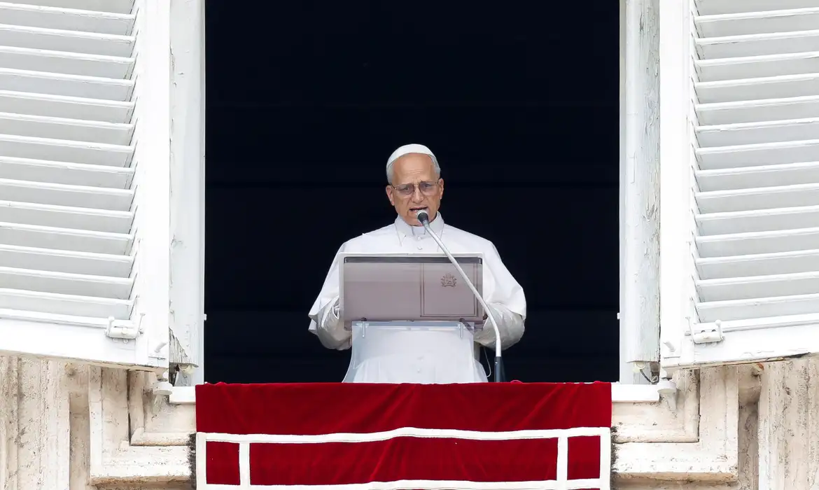Pope Leo XIV leads the Angelus prayer from his window at the Vatican, June 22, 2025. Reuters/Remo Casilli/Proibida reprodução