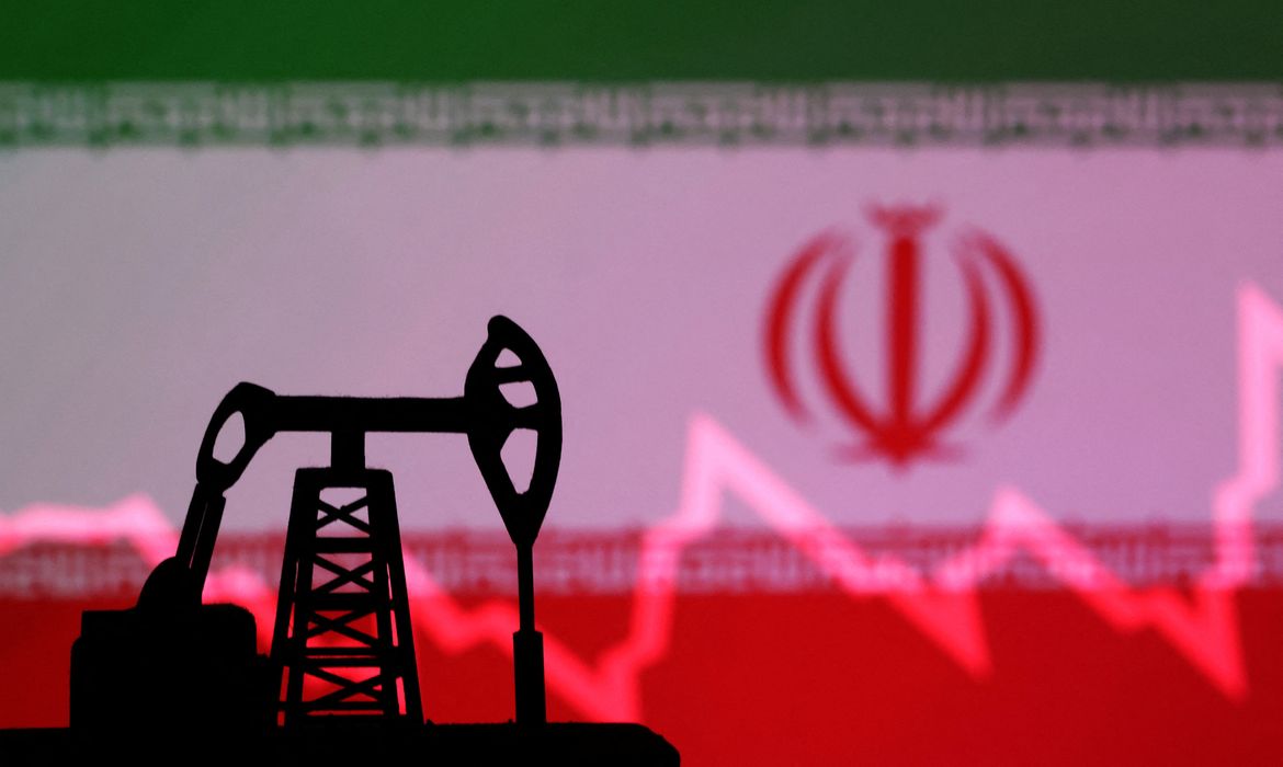 Bandeira do Irã com gráfico de ações e um modelo miniatura de bomba de petróleo em ilustração
09/10/2023
REUTERS/Dado Ruvic/Ilustração