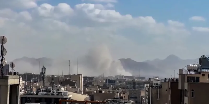 28/02/2026 - Plumas de fumaça foram vistas subindo sobre o horizonte de Teerã após Israel anunciar que lançou um ataque preventivo contra o Irã no sábado (28 de fevereiro), enquanto a mídia iraniana noticiava que explosões foram ouvidas na capital. Foto: Frame/Reuters - Proibido reprodução