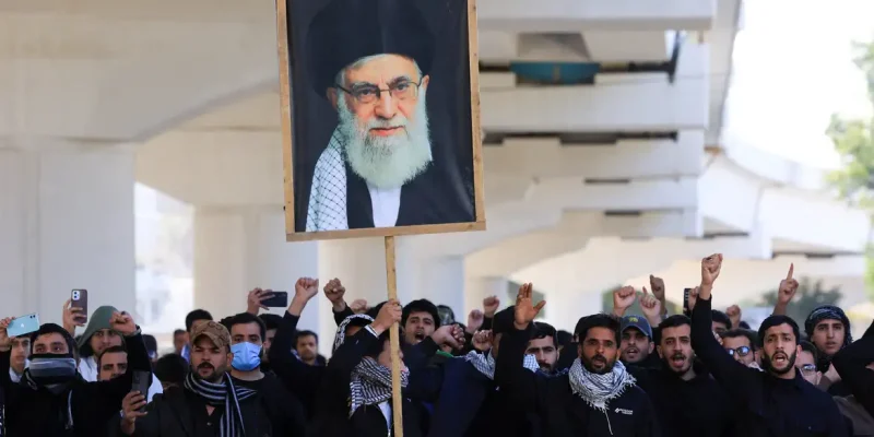 Protesters supporting Iraqi Shi'ite armed groups demonstrate near the entrance of the Green Zone after the killing of Iran's Supreme Leader Ayatollah Ali Khamenei, in Baghdad, Iraq, March 1, 2026. REUTERS/Thaier Al-Sudani   REFILE - QUALITY REPEAT