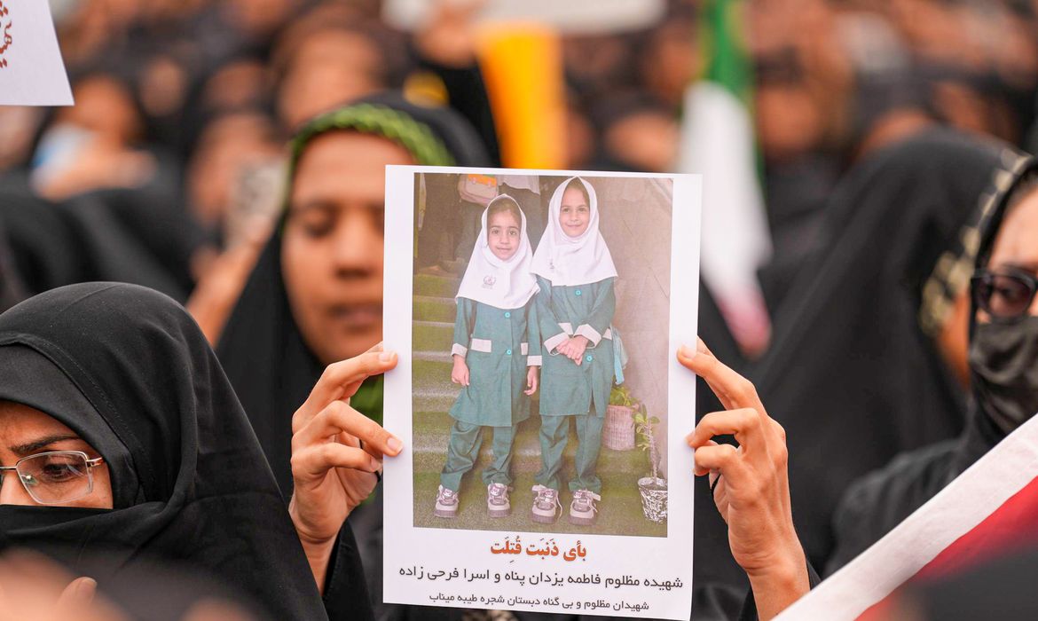 MINAB, IRAN - MARCH 03: Mourners hold a portrait of a students during a funeral ceremony for children, who lost their lives after a primary school in Iran’s Hormozgan province was targeted in US and Israeli attacks, on March 03, 2026 in Minab, Iran. Thousands of people, including families and officials, attended the ceremony. Stringer / AnadoluNo Use USA No use UK No use Canada No use France No use Japan No use Italy No use Australia No use Spain No use Belgium No use Korea No use South Africa No use Hong Kong No use New Zealand No use Turkey. Foto: Anadolu Agency/Reuters