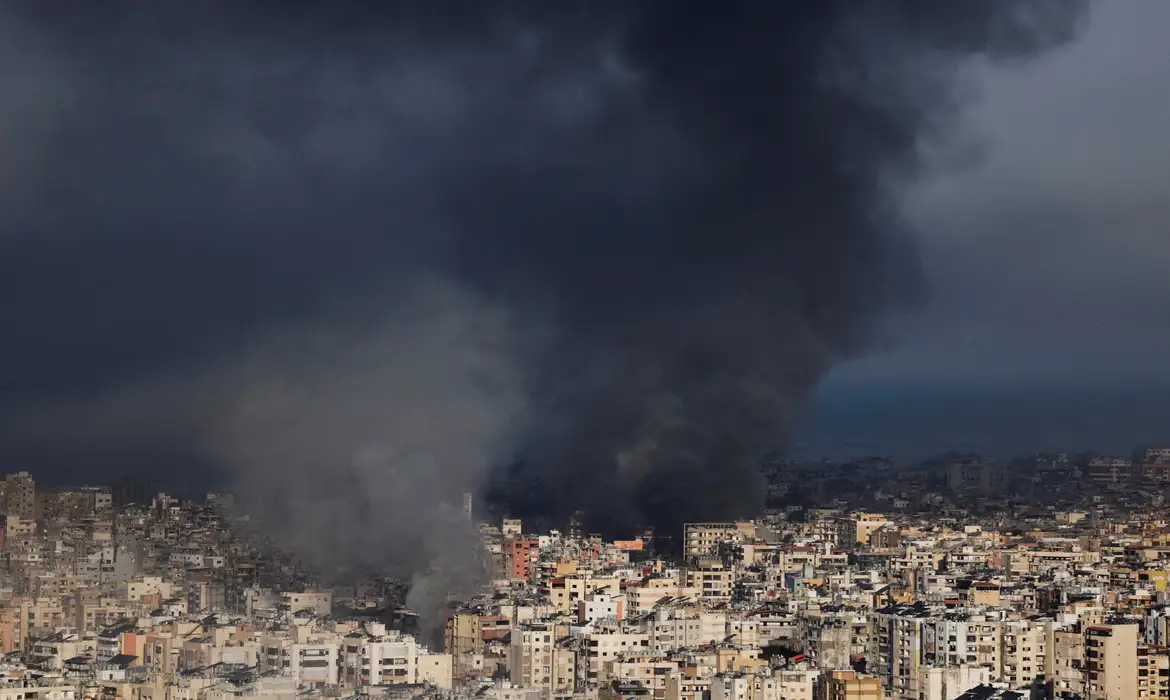 Fumaça é vista após ataque israelense nos subúrbios do sul de Beirute, na esteira de uma escalada entre o Hezbollah e Israel em meio ao conflito entre os EUA e Israel contra o Irã
03/03/2026
REUTERS/Khalil Ashawi