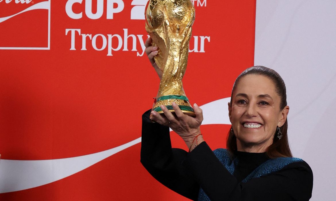 Mexico's President Claudia Sheinbaum lifts the FIFA World Cup trophy during her morning press conference at the National Palace, in Mexico City, Mexico, March 3, 2026. REUTERS/Stringer