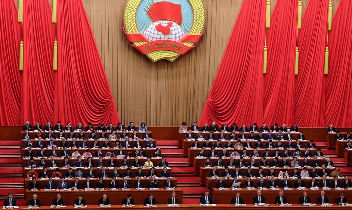 O presidente chinês Xi Jinping e outros líderes participam da sessão de abertura da Conferência Consultiva Política do Povo Chinês (CPPCC), no Grande Salão do Povo, em Pequim, China, em 4 de março de 2026. REUTERS/Maxim Shemetov
