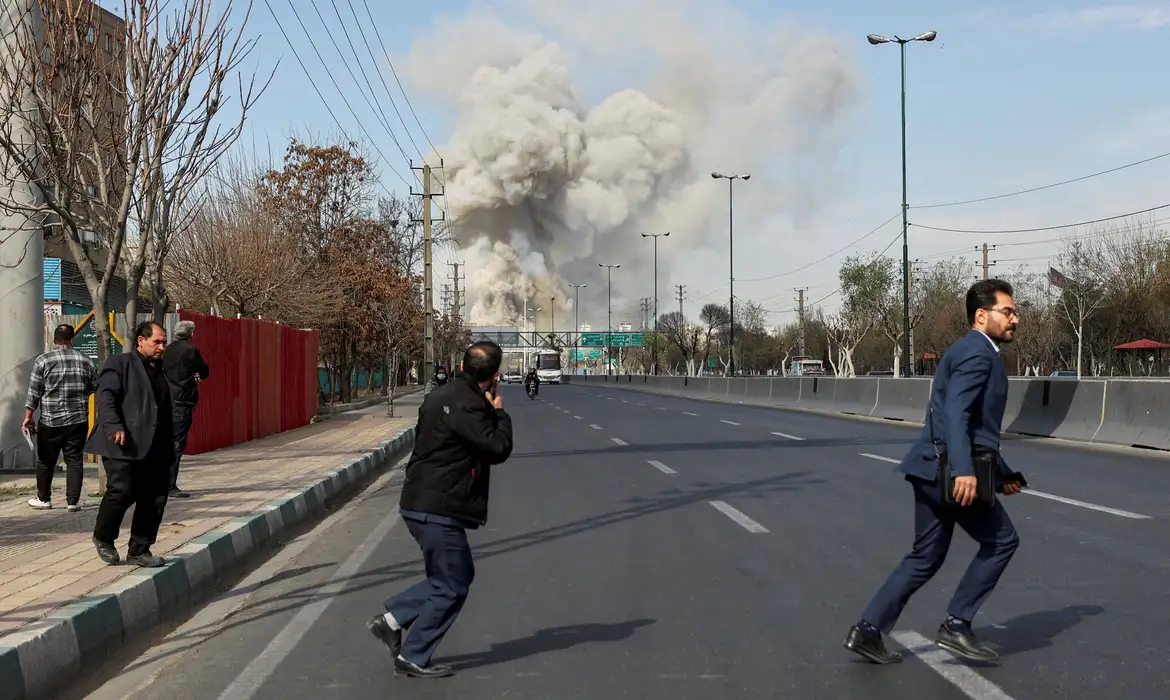 Fumaça é vista em Teerã após explosão
 5/3/2026    Majid Asgaripour/WANA (West Asia News Agency) via REUTERS