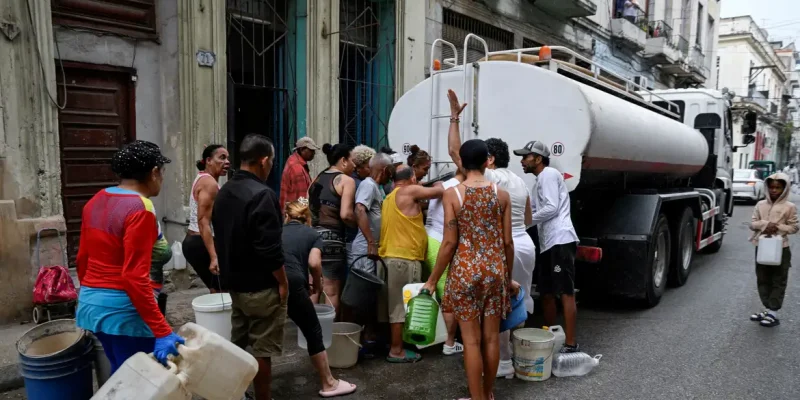 Pessoas se reúnem para pegar água em caminhão-pipa em Havana
19/03/2026 REUTERS/Norlys Perez