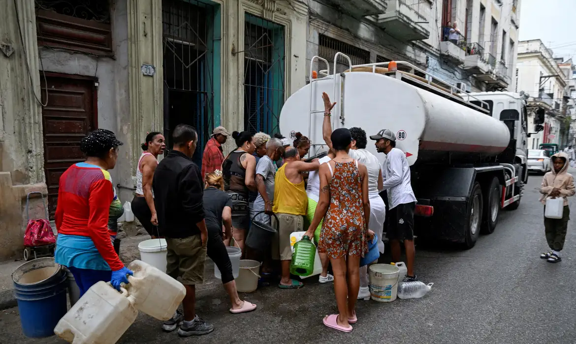 Pessoas se reúnem para pegar água em caminhão-pipa em Havana
19/03/2026 REUTERS/Norlys Perez
