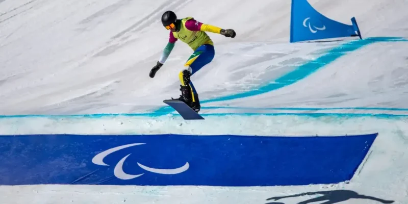 Andre Barbieri sofre queda em treino de snowboard em Cortina D'Ampezzo, na véspera da abertura da Paralimpíada - em 05/03/2026