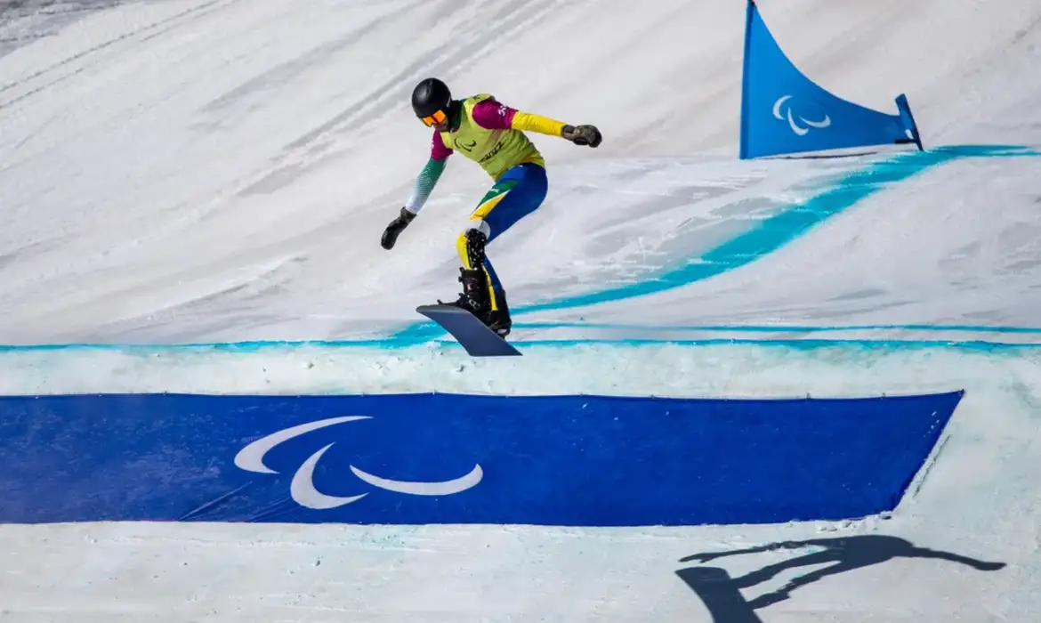 Andre Barbieri sofre queda em treino de snowboard em Cortina D'Ampezzo, na véspera da abertura da Paralimpíada - em 05/03/2026
