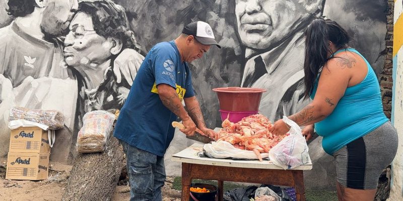 Voluntários cozinham para moradores em refeitório montado na casa onde Maradona passou a infância
26 de março de 2026    REUTERS/Miguel Lo Bianco