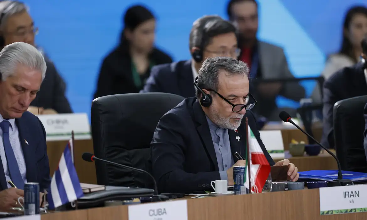 Rio de Janeiro (RJ), 06/07/2025 – O ministro das Relações Exteriores do Irã, Seyed Abbas Araghchi, na sessão plenária “Fortalecimento do Multilateralismo, Assuntos Econômico-Financeiros e Inteligência Artificial” da 17ª Cúpula do Brics. Foto: Fernando Frazão/Agência Brasil