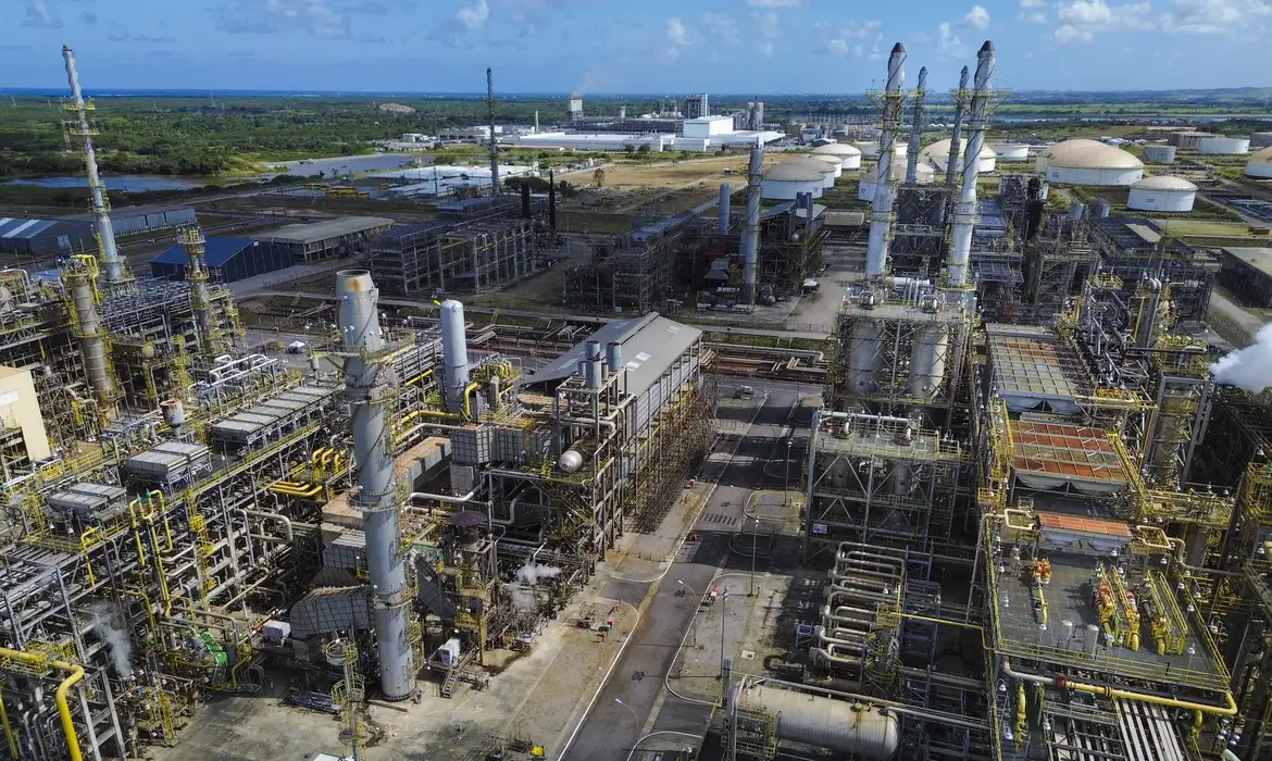 Ipojuca (PE) 01/11/2024 – As unidades de hidrotratametno de diesel e de geração de hidrogênio da Refinaria Abreu e Lima (RNEST), da Petrobras, trabalham para reduzir os teores de enxofre e componentes instáveis no combustível. O Trem 1 da RNEST vai passar por