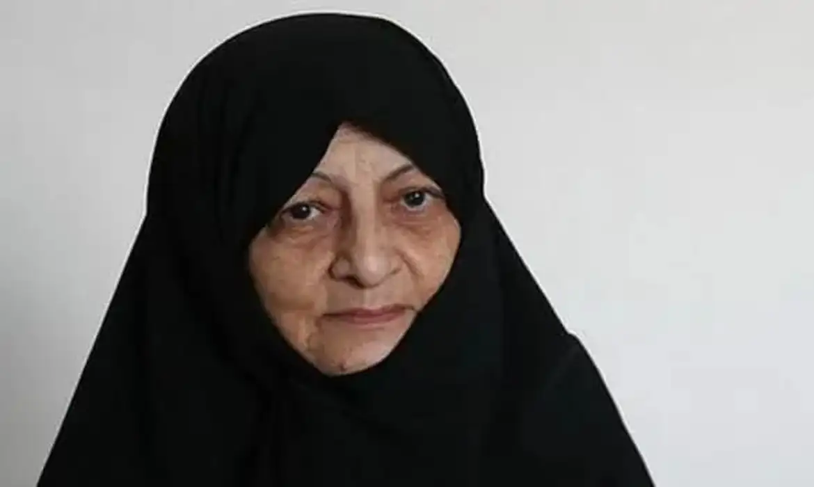 A esposa do líder supremo do Irã, aiatolá Ali Khamenei, Mansoureh Khojasteh Bagherzadeh, de 79 anos, faleceu nesta segunda-feira (2) após ser alvo de um bombardeio em Teerã no final de semana, informou a imprensa iraniana. Foto: IRIB/Divulgação