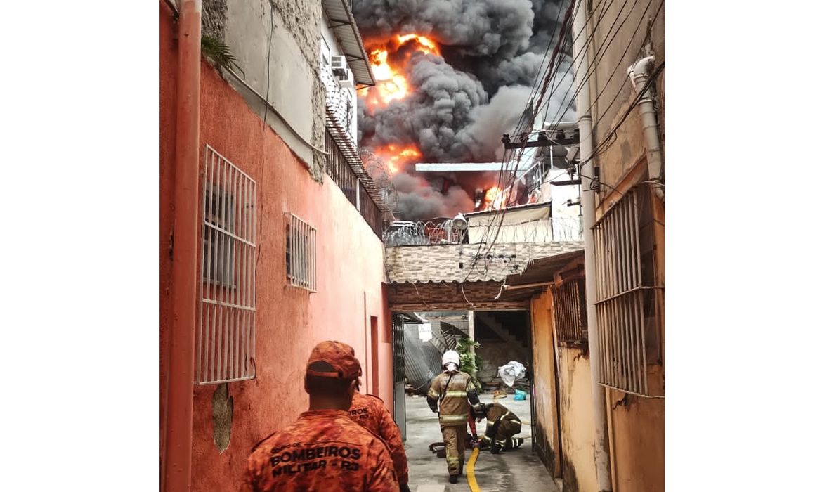 09/03/2026 - Incêndio de grandes proporções atinge galpão no Rio. Foto: Corpo de Bombeiros RJ/ Divulgação