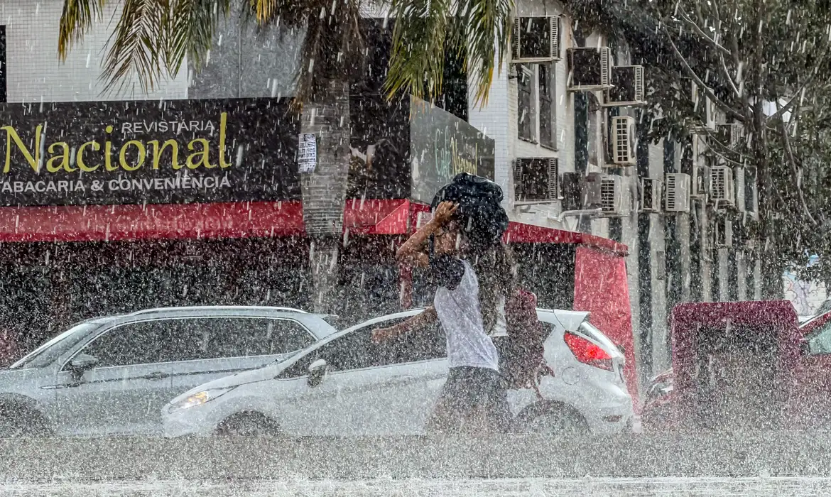 05/02/2026 - Brasília - Chuva forte nessa tarde de quinta feira na cidade de Brasília. Foto: Rafa Neddermeyer/Agência Brasil