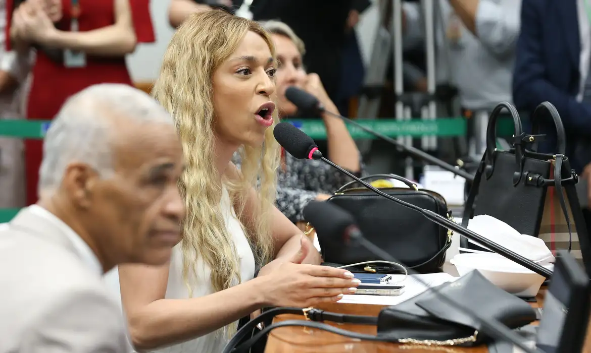 Brasília (DF) 10/10/2023 Sessão da COMISSÃO DE PREVIDÊNCIA, ASSISTÊNCIA SOCIAL, INFÂNCIA, ADOLESCÊNCIA E FAMÍLIA que aprovou o fim do casamento Homoafetivo.( Deputada, Erika Hilton).  Foto Lula Marques/ Agência Brasil