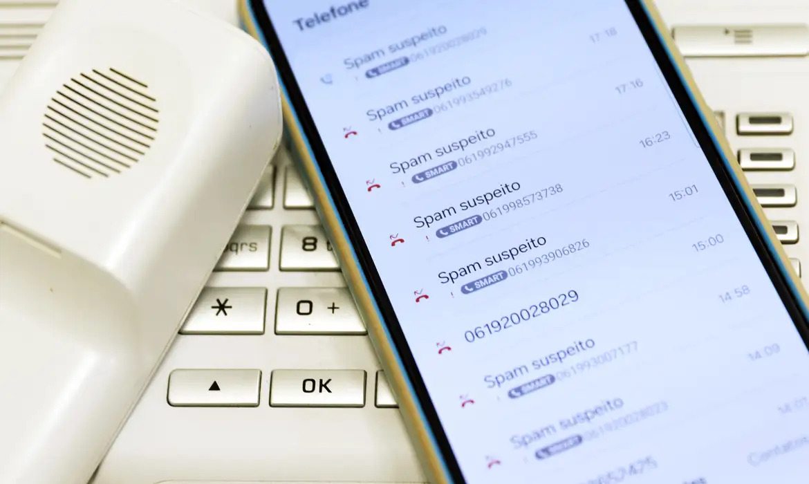 Brasília (DF), 23/01/2025 - Telefone celular com ligações de spam ou fraude. As prestadoras de telefonia móvel e fixa terão que enviar mensalmente à Agência Nacional de Telecomunicações (Anatel) os relatórios referentes a chamadas recebidas, incluindo aquelas com indícios de alteração indevida de código de acesso (spoofing) nos números de telefones. Esta técnica é usada por criminosos para falsificar o número de telefone de uma ligação.. Foto: Bruno Peres/Agência Brasil