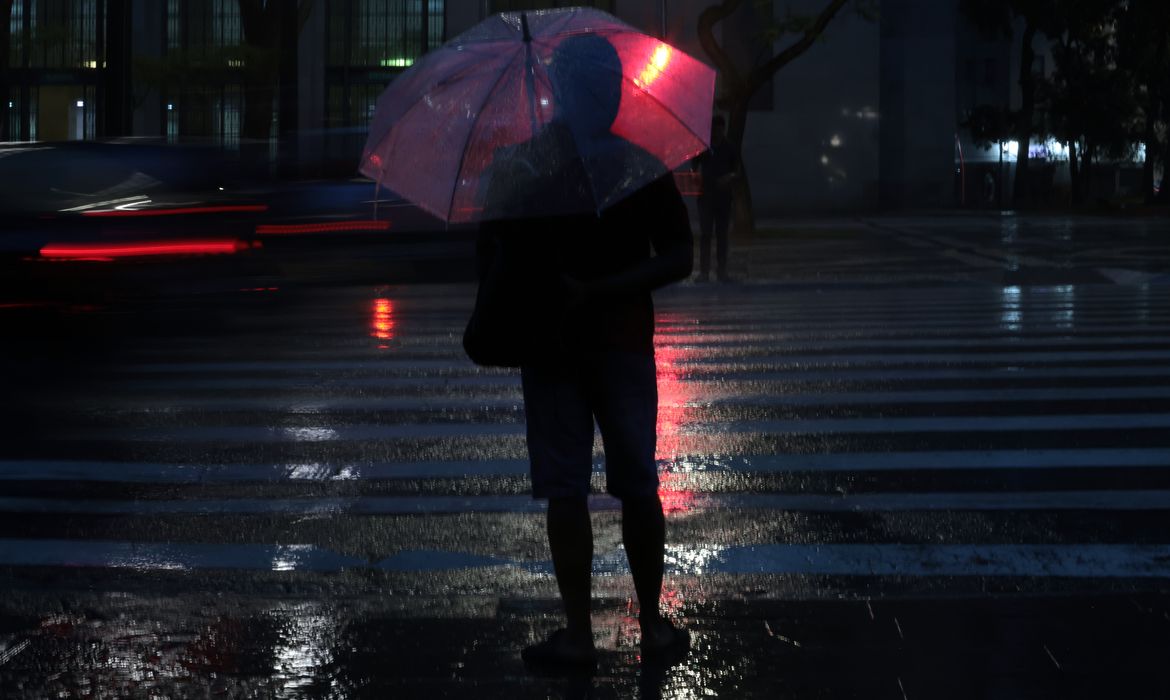 São Paulo (SP), 14/01/2026 - Pessoas usam guarda-chuva durante chuva no centro da cidade. Foto: Paulo Pinto/Agência Brasil