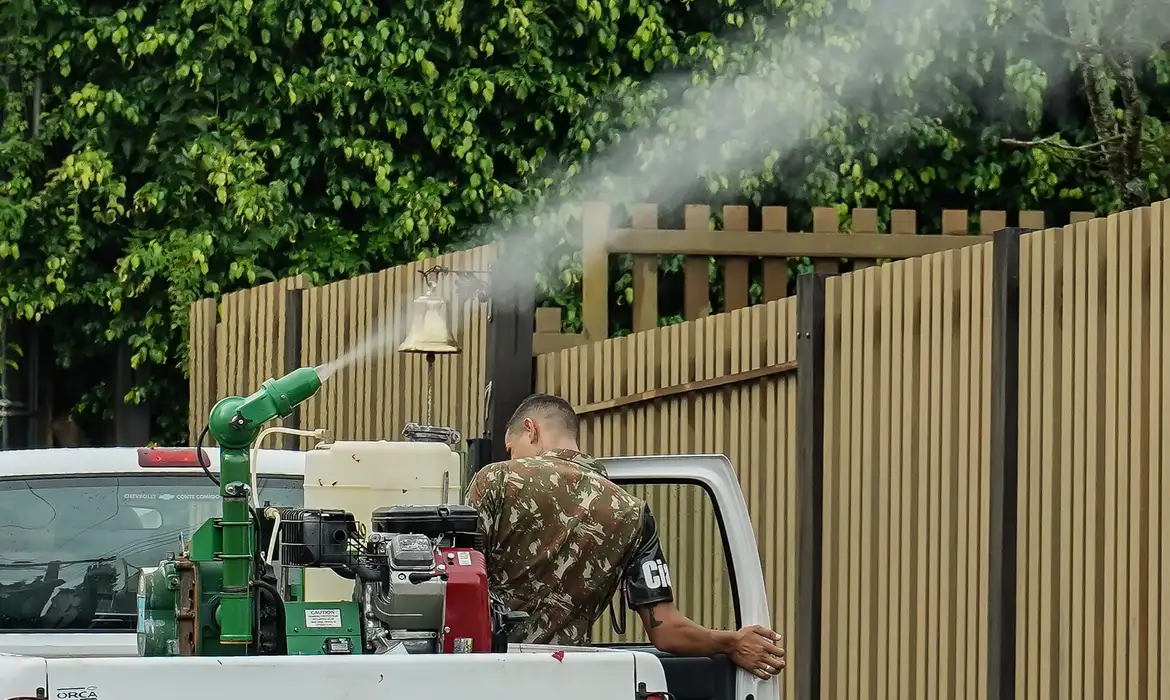 Brasília (DF), 08/02/2024, Carro do Fumacê contra a Dengue passa pela QL 26 do Lago Sul nessa quinta-feira.  Foto: Rafa Neddermeyer/Agência Brasil
