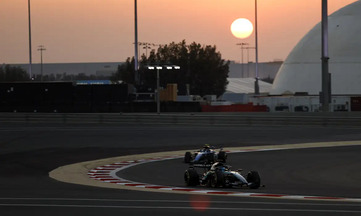George Russell, da Mercedes, durante testes de pré-temporada da Fórmula 1 no circuito do Barein
20/02/2026 REUTERS/Hamad I Mohammed