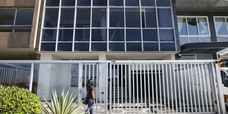 Prédio em Ipanema, zona sul da cidade, onde o senador Aécio Neves possui imóvel e onde a Polícia Federal e o Ministério Público cumpriram mandados de busca e apreensão na manhã de hoje(11).