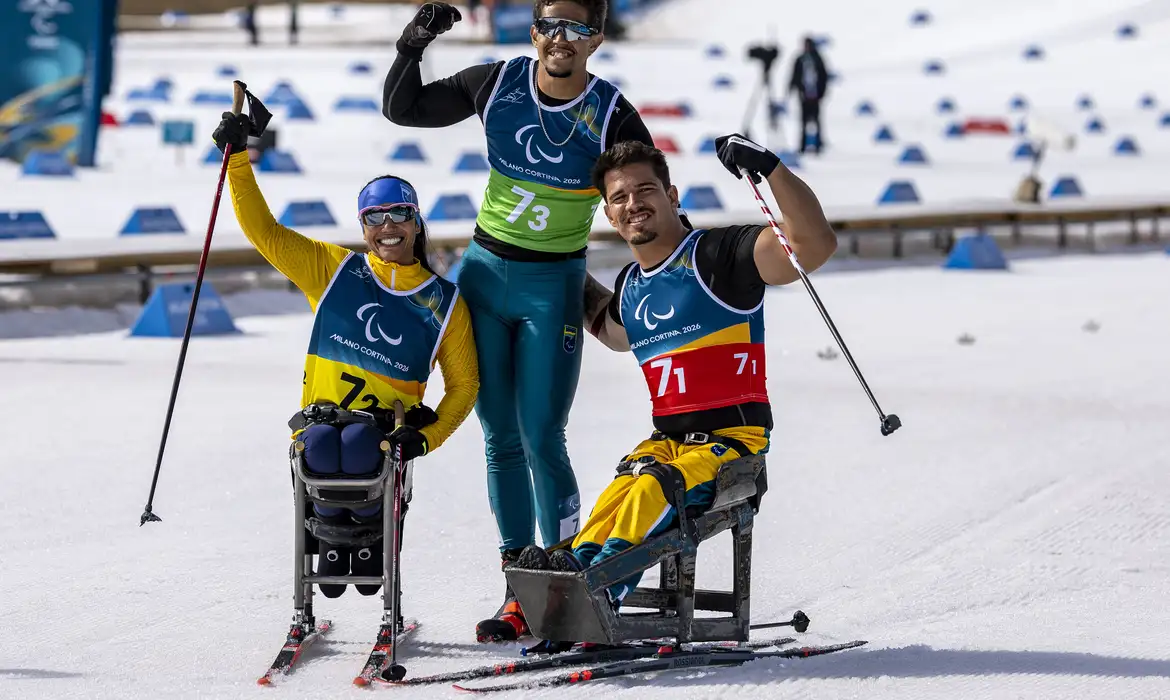 14.03.26 - ALINE ROCHA, WELLINGTON DA SILVA E CRISTIAN RIBERA - Jogos Paralímpicos de Inverno Milão-Cortina 2026 - Prova de Revezamento do Ski Cross-country no Tesero Cross-Country Skiing Stadium, em Tesero, Itália. Foto: Alessandra Cabral/CPB