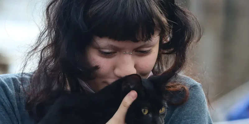 Canoas (RS), 21/05/2024 – CHUVAS/ RS - RESGATE - Como as águas ainda estão altas, várias pessoas continuam resgatando animais em Mathias Velho, Canoas. - Tutora consegue resgatar seu gato em Mathias Velho.   Foto: Rafa Neddermeyer/Agência Brasil