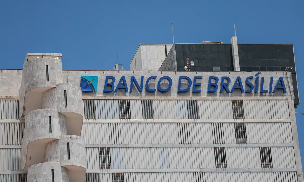 Brasília (DF), 19/11/2025 – Fachada do prédio do banco de Brasília (BRB).  Em março de 2025, o conselho do Banco BRB aprovou a compra de 58% do capital do Banco Master, valor estimado em R$ 2 bilhões.
O acordo previa que o BRB, uma sociedade de capital e controlada majoritariamente pelo Governo do Distrito Federal (GDF)
Foto: Joédson Alves/Agência Brasil