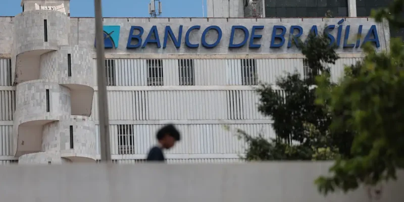 Brasília (DF), 19/11/2025 – Fachada do prédio do banco de Brasília (BRB).  Em março de 2025, o conselho do Banco BRB aprovou a compra de 58% do capital do Banco Master, valor estimado em R$ 2 bilhões.
O acordo previa que o BRB, uma sociedade de capital e controlada majoritariamente pelo Governo do Distrito Federal (GDF)
Foto: Joédson Alves/Agência Brasil