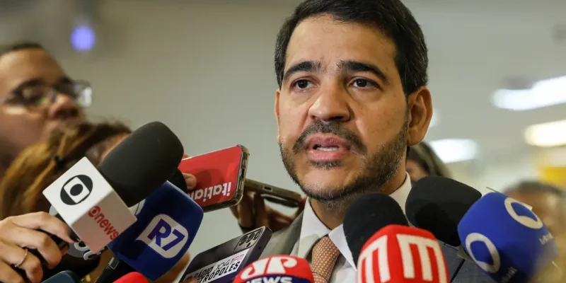 Brasília (DF), 30/05/2025. - O advogado-geral da União, Jorge Messias, durante entrevista em uma agência dos correios.
A partir desta sexta-feira (30), aposentados e pensionistas do Instituto Nacional do Seguro Social (INSS) poderão consultar, contestar e acompanhar a análise de descontos indevidos em seus benefícios diretamente nas agências dos Correios.
Foto: Antonio Cruz/Agência Brasil