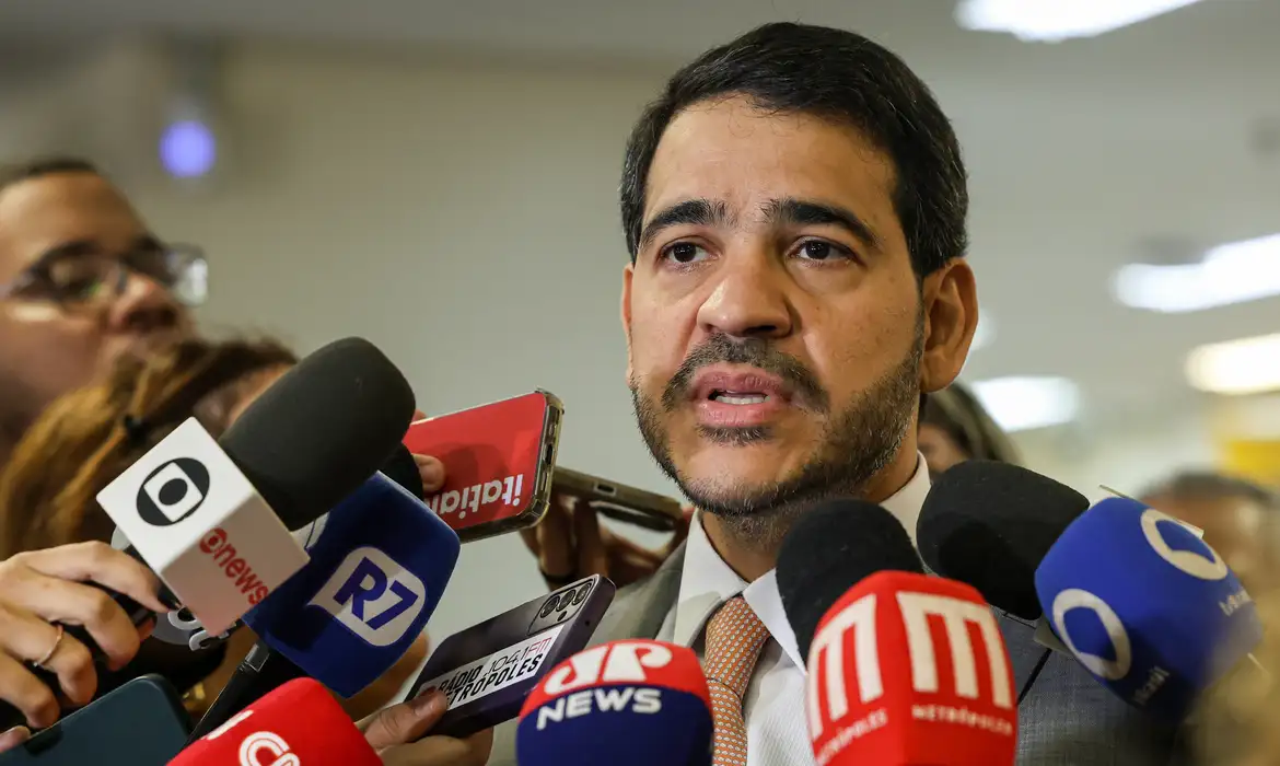 Brasília (DF), 30/05/2025. - O advogado-geral da União, Jorge Messias, durante entrevista em uma agência dos correios.
A partir desta sexta-feira (30), aposentados e pensionistas do Instituto Nacional do Seguro Social (INSS) poderão consultar, contestar e acompanhar a análise de descontos indevidos em seus benefícios diretamente nas agências dos Correios.
Foto: Antonio Cruz/Agência Brasil