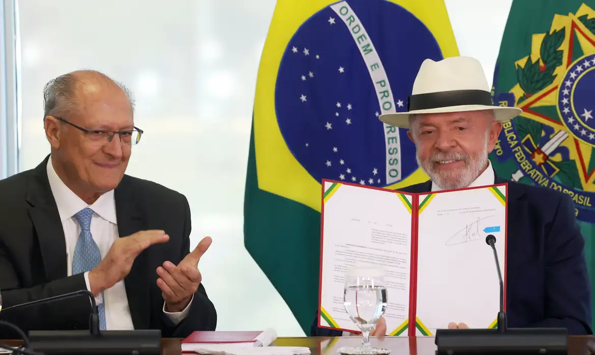 Brasília (DF), 28/04/2026 - O presidente Luiz Inácio Lula da Silva, acompanhdado do Vce-Presidente da República, Geraldo Alckmin, durante cerimônia de assinatura do decreto de promulgação do Acordo de Comércio entre União Europeia e Mercosul, no Palácio do Planalto. Foto: Valter Campanato/Agência Brasil