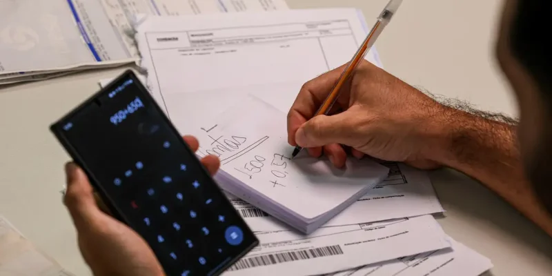 Brasília (DF) 15/03/2024 – A partir de hoje (15) de março, parte da liquidação interbancária da cobrança do documento será feita no mesmo dia do pagamento
A novidade é mais um projeto de modernização feito pelo setor bancário na modalidade de boletos, que englobará 136 bancos e será mandatória. Com a mudança, se o cliente pagar o boleto até *às 13h30, o cobrador poderá receber o dinheiro no mesmo dia, dependendo do contrato que ele tenha com a sua instituição financeira. Se o pagamento for feito após *às 13h30, a liquidação ocorrerá no dia seguinte.
Foto: Joédson Alves/Agência Brasil