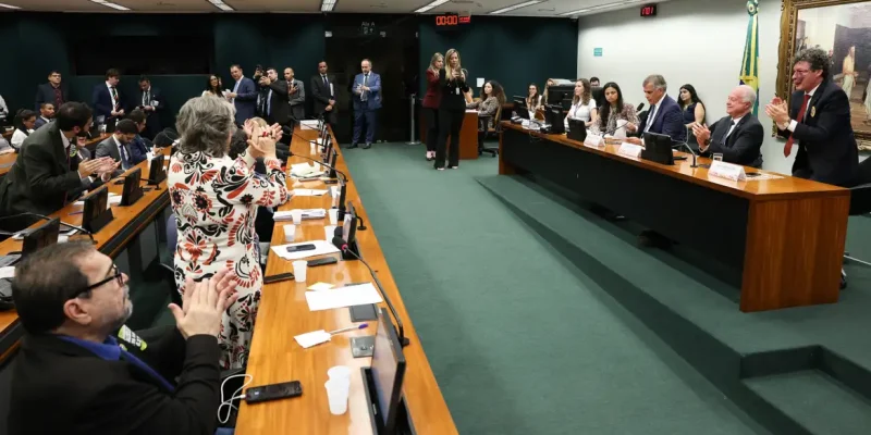Brasília-DF – 22/04/2026 – CCJ da Câmara vota PEC que reduz jornada de trabalho a 36h semanais em 10 anos.
Foto: Lula Marques/ Agência Brasil.