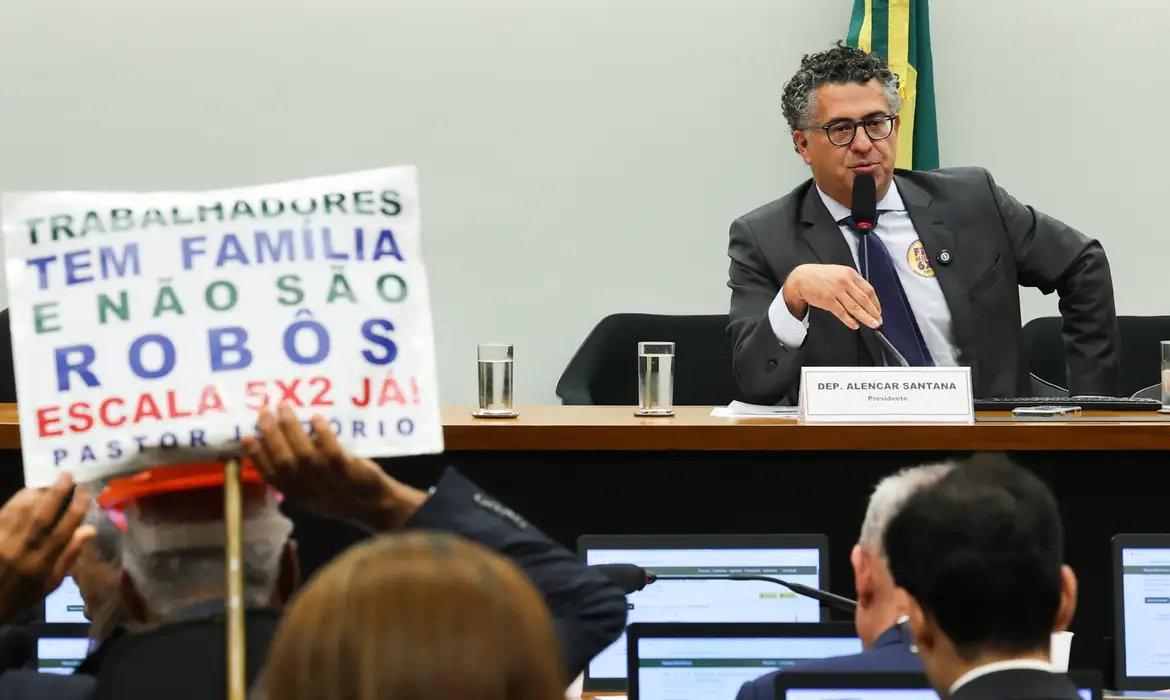 Brasília – DF- 29/04/2026 – Instalação da comissão especial da Câmara que vai analisar as propostas que acabam com a escala 6x1. ( Presidente da Comissão deputado, Alencar Santana).  Foto: Lula Marques/ Agência Brasil.