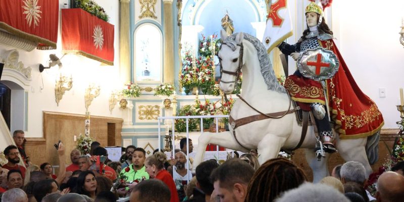 Rio de Janeiro, 23/04/2026 - Toque da alvorada e missa solene em honra a São Jorge, padroeiro do Estado do Rio de Janeiro, em frente ao Santuário de São Jorge e São Gonçalo Garcia no centro. Foto: Rovena Rosa/Agência Brasil