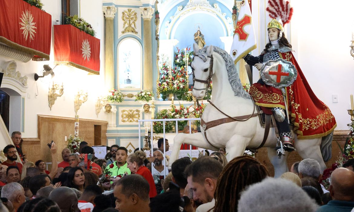Rio de Janeiro, 23/04/2026 - Toque da alvorada e missa solene em honra a São Jorge, padroeiro do Estado do Rio de Janeiro, em frente ao Santuário de São Jorge e São Gonçalo Garcia no centro. Foto: Rovena Rosa/Agência Brasil