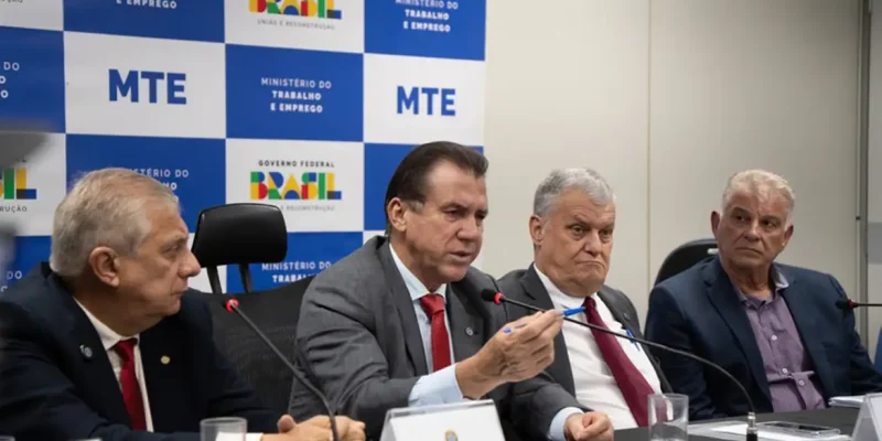 Brasília (DF), 28/04/2026 - O ministro do Trabalho e Emprego, Luiz Marinho, durante reunião com deputados, dirigentes e representantes de sindicatos de taxistas de diversos estados do país. Foto: Tirzah Braz/MTE