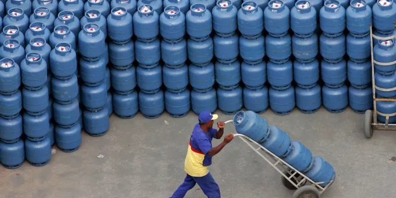 Trabalhador movimenta botijões de gás de cozinha em distribuidora em São Paulo (SP) 
02/05/2006
Reuters/Caetano Barreira/Proibida reprodução