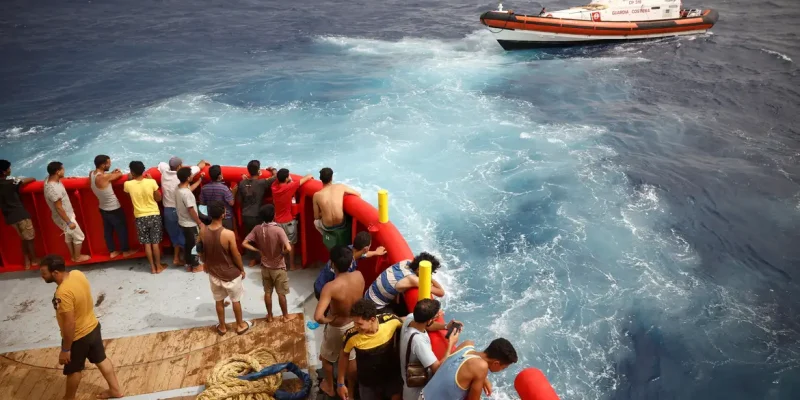 .Pessoas a bordo do barco de resgate da ONG Proactiva Open Arms Uno olham para o barco da guarda costeira indo para a ilha de Lampedusa, no mar Mediterrâneo central, Itália.
19/08/2022
REUTERS/Juan Medina/Foto de arquivo