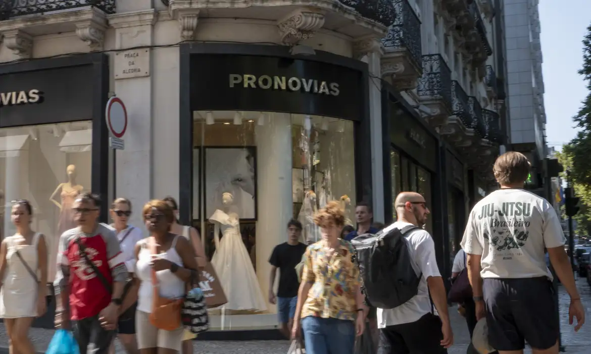 In Lisbon, Portugal, on August 2, 2025, people walk past a Pronovias storefront. The Spanish bridalwear company reports EUR135.9 million in revenue for 2023 and a net loss of EUR128.6 million. In early 2025, Pronovias reduces its capital by EUR193 million and appoints Cristina Alba Ochoa as CEO to lead a new turnaround strategy focused on international growth and financial stabilization by 2027. (Photo by Luis Boza/NurPhoto)NO USE FRANCE