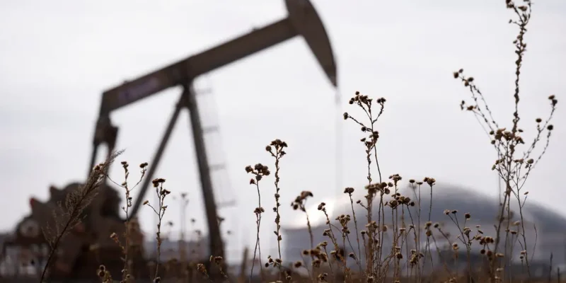 FILE PHOTO: Petróleo A pump jack operates near a crude oil reserve in the Permian Basin oil field near Midland, Texas, U.S. February 18, 2025.  REUTERS/Eli Hartman/File Photo