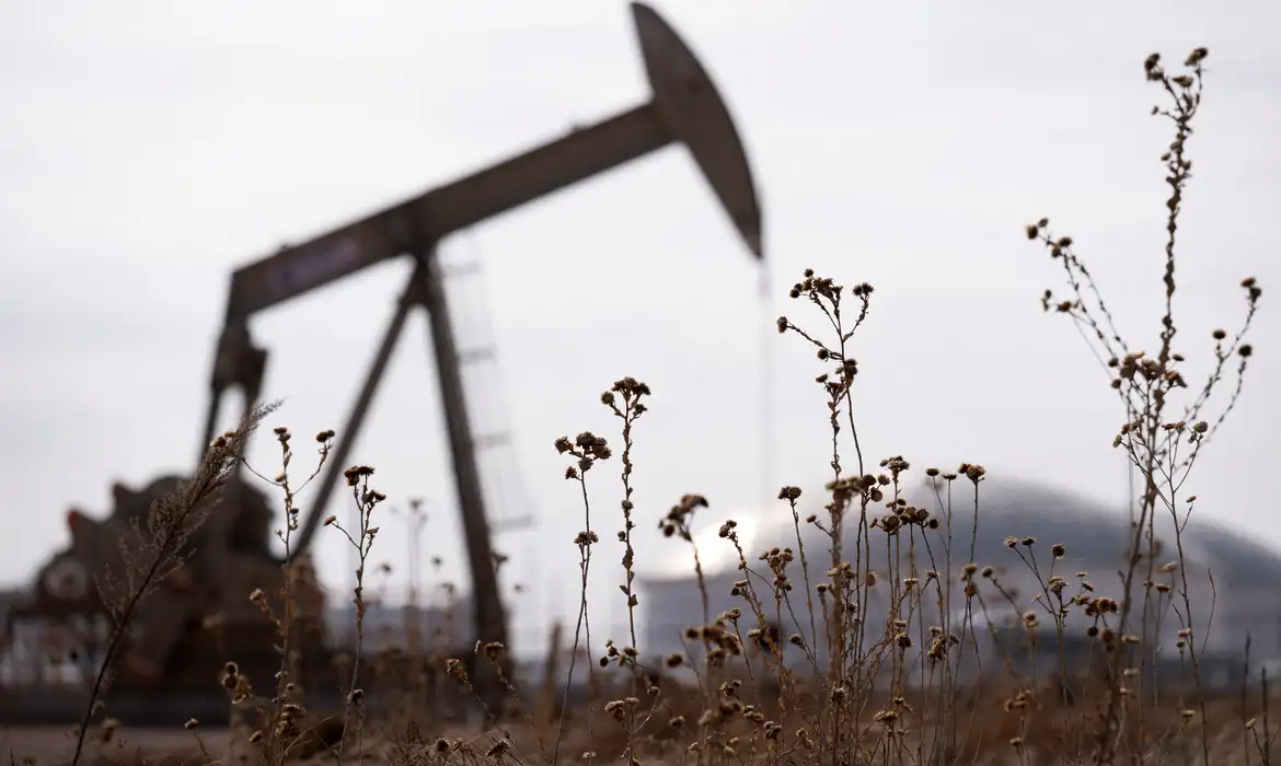 FILE PHOTO: Petróleo A pump jack operates near a crude oil reserve in the Permian Basin oil field near Midland, Texas, U.S. February 18, 2025.  REUTERS/Eli Hartman/File Photo