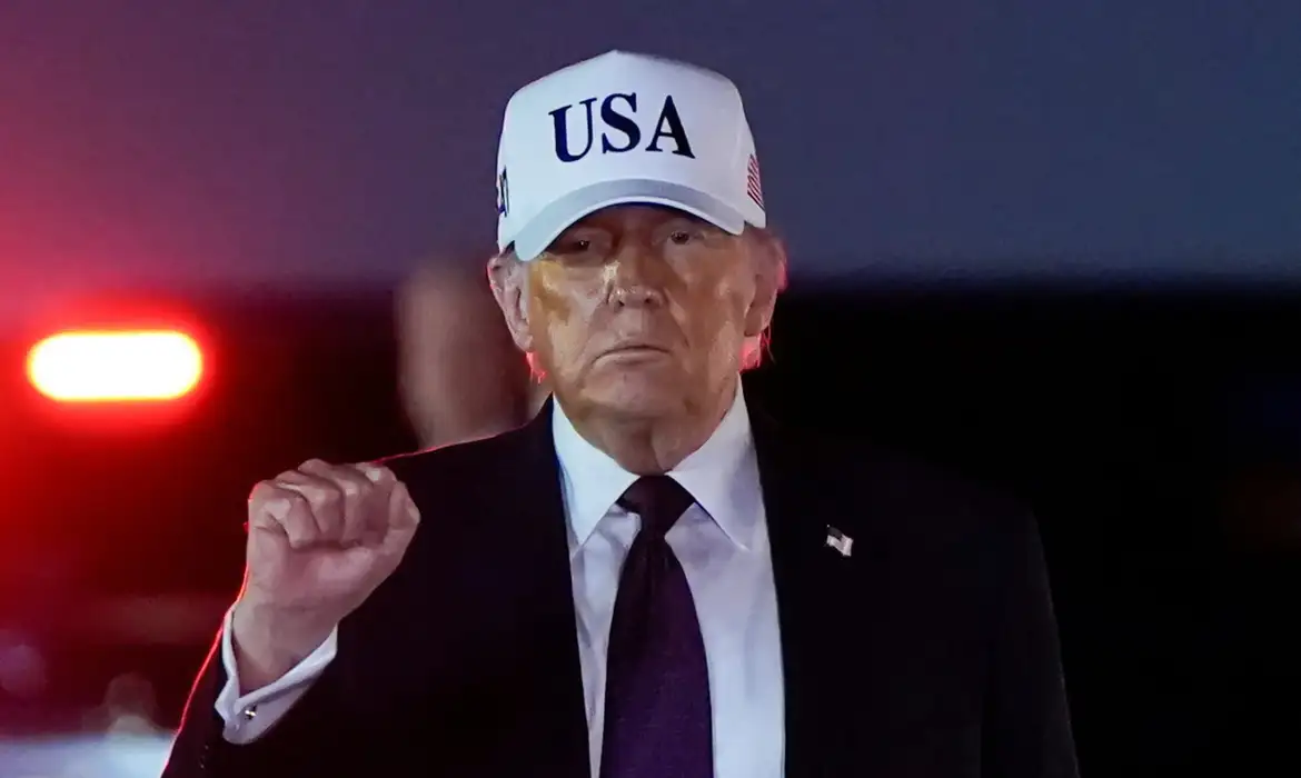 U.S. President Donald Trump pumps his fist after disembarking Air Force One at Palm Beach International Airport in West Palm Beach, Florida, U.S., February 27, 2026. REUTERS/Elizabeth Frantz