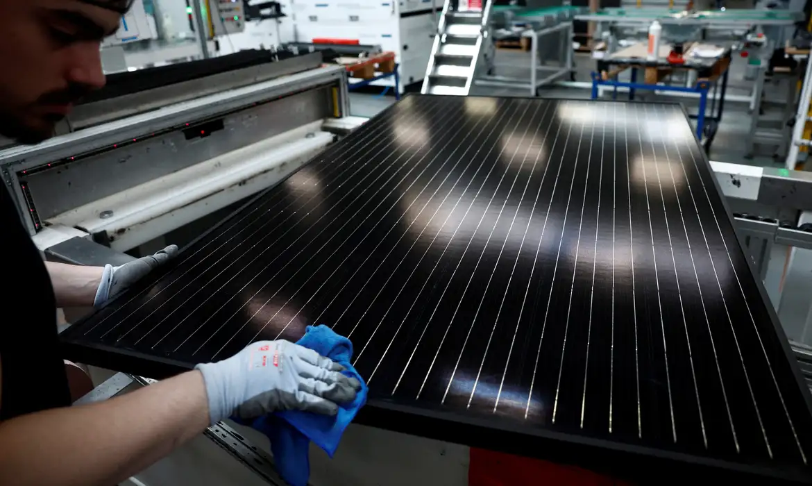 FILE PHOTO: An employee works on a solar panel production line at the Systovi factory in Carquefou near Nantes, France, March 29, 2024. REUTERS/Stephane Mahe/File Photo