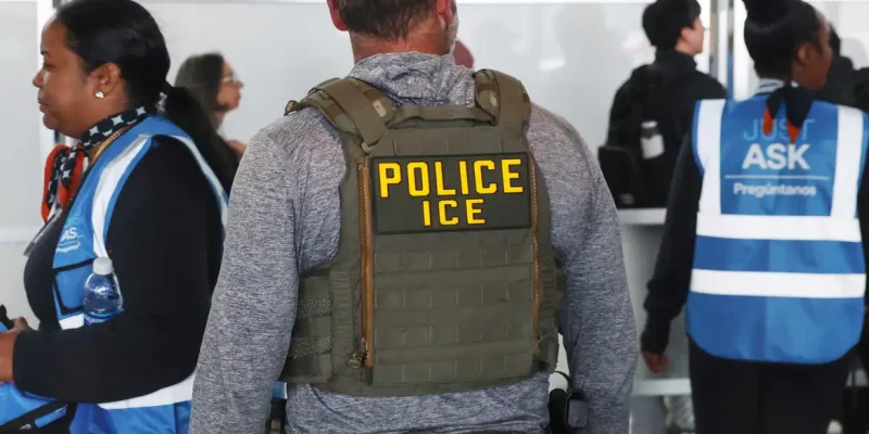 Agente do ICE em aeroporto de Nova York
 27 de março de 2026   REUTERS/Shannon Stapleton